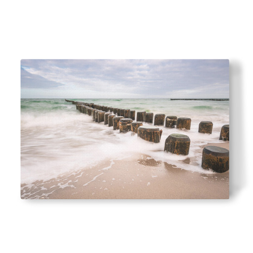 Buhne, Strand und Wellen