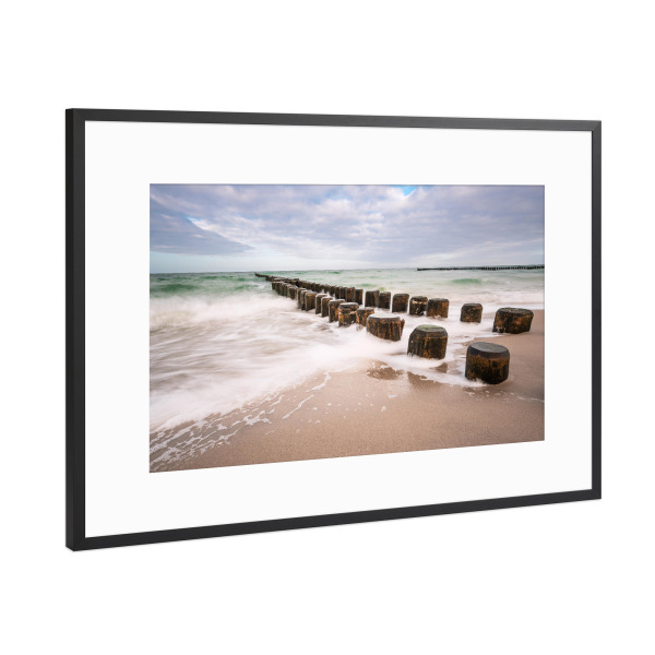Poster mit Rahmen Schwarz (Metallic) "Buhne, Strand und Wellen" artboxONE - Natur,Reise,Reise / Strand und Meer