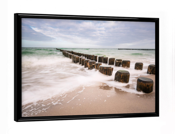 Poster mit schwarzem Rahmen "Buhne, Strand und Wellen" artboxONE - Natur,Reise,Reise / Strand und Meer