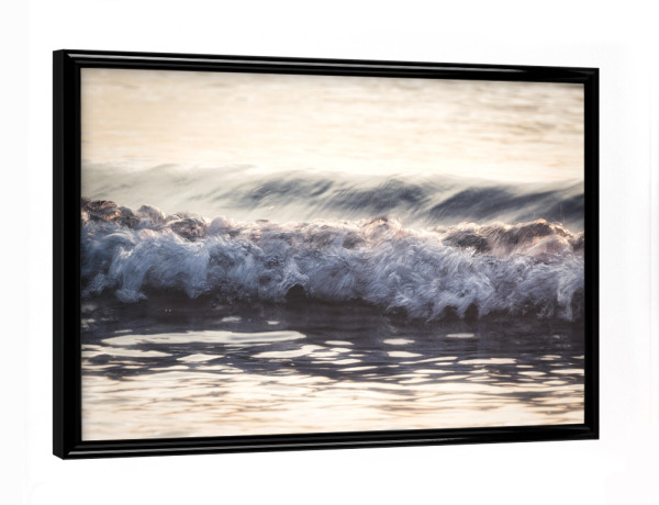 Poster mit schwarzem Rahmen "Wellenspiel" artboxONE - Natur,Reise / Strand und Meer - Meer,Wasser,Welle,Nahaufnahme,Wellenmuster,Wellenspiel,Waves