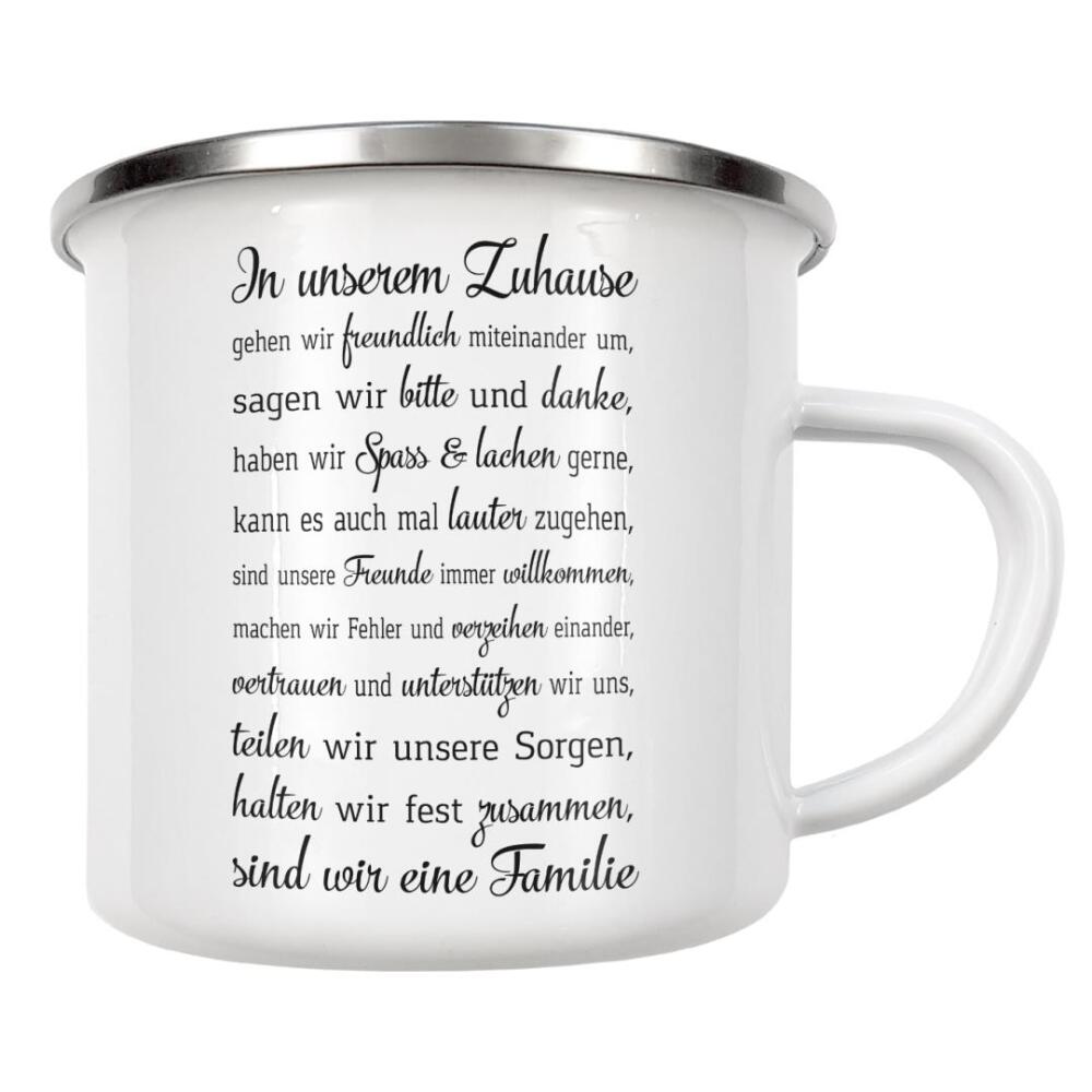 Emaille Tasse "In unserem Zuhause" artboxONE - Typografie,Schwarzweiß - Familie,Zuhause,Freundlich,Spass,Lachen