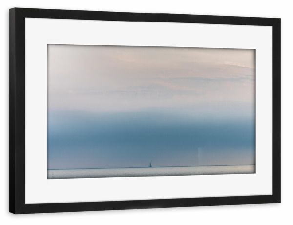 Poster mit Rahmen schwarz "Lonely Sailor" artboxONE - Reise,Reise / Strand und Meer - Segelboot,Segler,Einsam,Einzeln,Horizont,Mittelmeer,Meer,Wasser