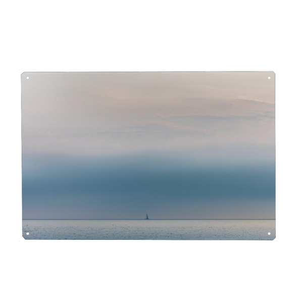 Metall Poster "Lonely Sailor" artboxONE - Reise,Reise / Strand und Meer - Segelboot,Segler,Einsam,Einzeln,Horizont,Mittelmeer,Meer,Wasser