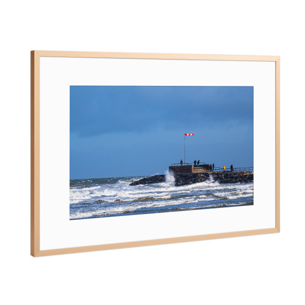 Poster mit Rahmen Kupfer "Wellen, Mole und Windsack" artboxONE - Natur,Reise,Architektur,Reise / Strand und Meer