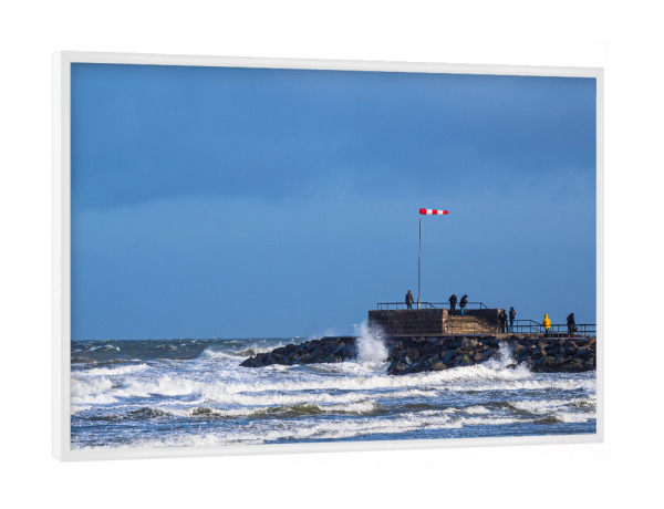 Poster mit weißem Rahmen "Wellen, Mole und Windsack" artboxONE - Natur,Reise,Architektur,Reise / Strand und Meer