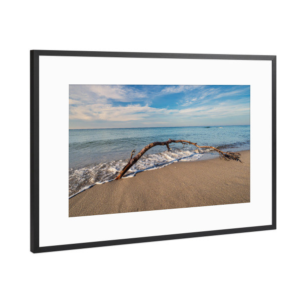 Poster mit Rahmen Schwarz (Metallic) "Sandstrand, Baumstamm und Ostsee" artboxONE - Natur,Reise,Reise / Strand und Meer