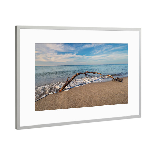 Poster mit Rahmen Silber "Sandstrand, Baumstamm und Ostsee" artboxONE - Natur,Reise,Reise / Strand und Meer