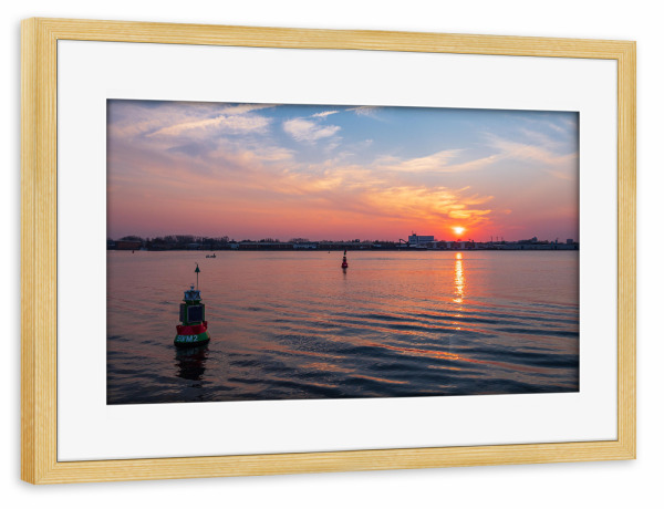 Poster mit Rahmen kiefer "Boje, Warnow und Sonnenuntergang" artboxONE - Natur,Reise,Städte / Weitere