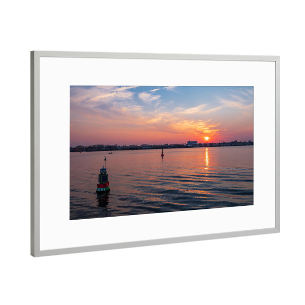Poster mit Rahmen Silber "Boje, Warnow und Sonnenuntergang" artboxONE - Natur,Reise,Städte / Weitere