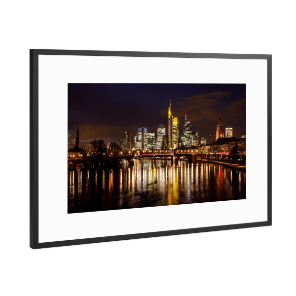 Poster mit Rahmen Schwarz (Metallic) "Frankfurt bei Nacht" artboxONE - Architektur,Städte / Frankfurt