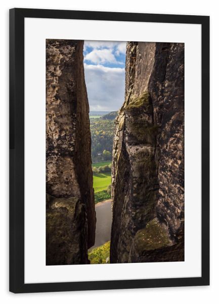Poster mit Rahmen schwarz "Blick durch eine Felsspalte" artboxONE - Natur,Reise