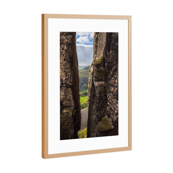 Poster mit Rahmen Kupfer "Blick durch eine Felsspalte" artboxONE - Natur,Reise