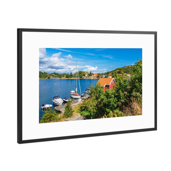 Poster mit Rahmen Schwarz (Metallic) "Boot und Haus in Farestad" artboxONE - Natur,Reise,Architektur,Reise / Strand und Meer,Reise / Länder