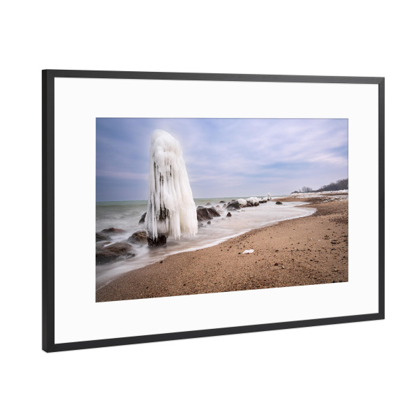 Poster mit Rahmen Schwarz (Metallic) "Ostsee, Buhnen und Eis" artboxONE - Natur,Reise,Reise / Strand und Meer