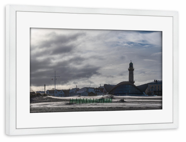 Poster mit Rahmen weiß "Strand, Teepott, Leuchtturm" artboxONE - Natur,Reise,Architektur