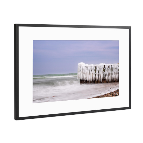 Poster mit Rahmen Schwarz (Metallic) "Meer, Buhnen und Eis" artboxONE - Natur,Reise,Reise / Strand und Meer