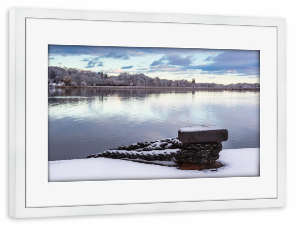 Poster mit Rahmen weiß "Poller, Warnow, Winter" artboxONE - Natur,Reise,Architektur,Städte / Weitere