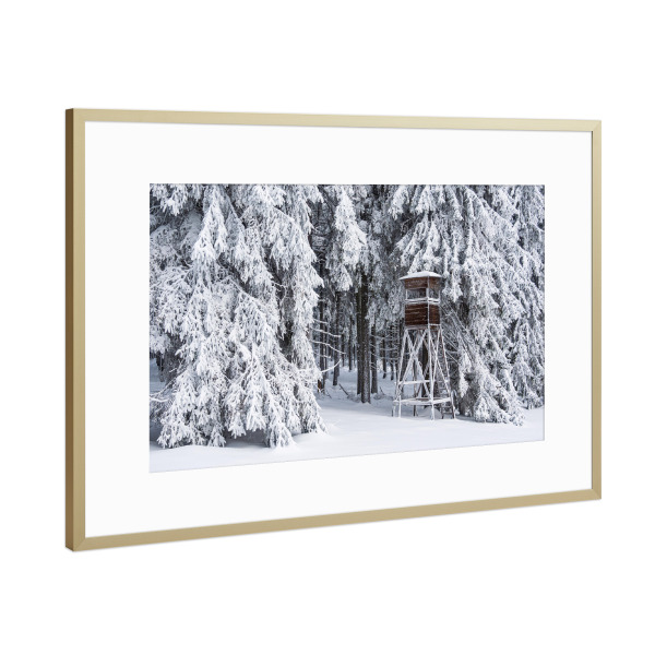 Poster mit Rahmen Gold "Schnee, Wald und Hochsitz" artboxONE - Natur,Reise