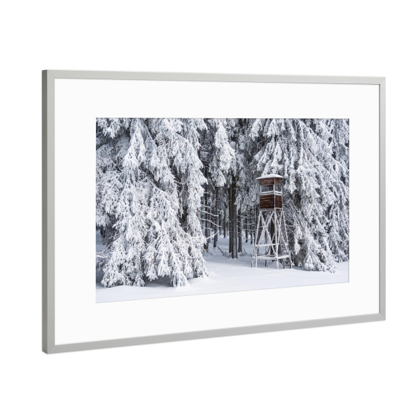 Poster mit Rahmen Silber "Schnee, Wald und Hochsitz" artboxONE - Natur,Reise