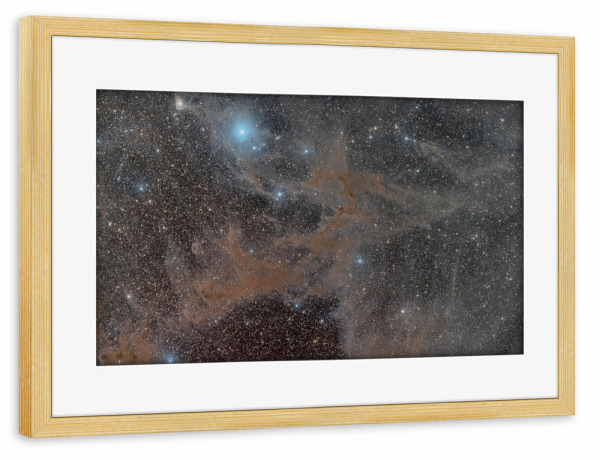 Poster mit Rahmen kiefer "Dust in Chamaeleon" artboxONE - Galaxy