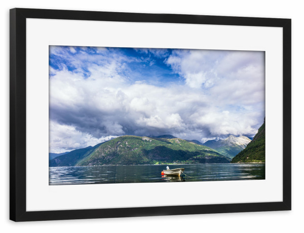 Poster mit Rahmen schwarz "Boot im Storfjord vor Berge" artboxONE - Natur,Reise,Reise / Strand und Meer,Reise / Länder