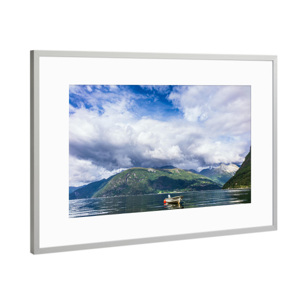 Poster mit Rahmen Silber "Boot im Storfjord vor Berge" artboxONE - Natur,Reise,Reise / Strand und Meer,Reise / Länder