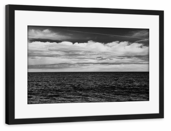 Poster mit Rahmen schwarz "Regen kommt" artboxONE - Natur,Reise,Schwarzweiß - Meer,Himmel,Wolken,Schwarz,Weiß,Schwarz-weiß