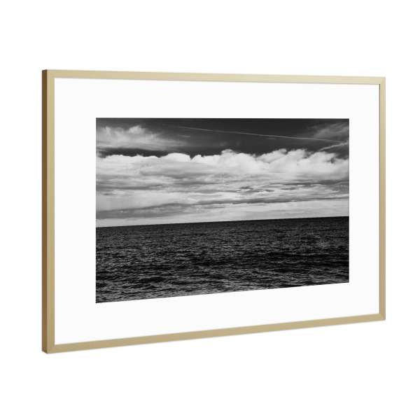 Poster mit Rahmen Gold "Regen kommt" artboxONE - Natur,Reise,Schwarzweiß - Meer,Himmel,Wolken,Schwarz,Weiß,Schwarz-weiß