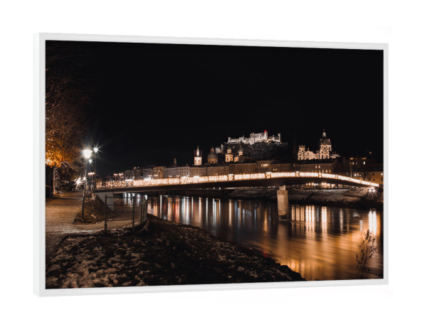 Poster mit weißem Rahmen "Salzburg - Nachtaufnahme" artboxONE - Städte,Reise,Architektur