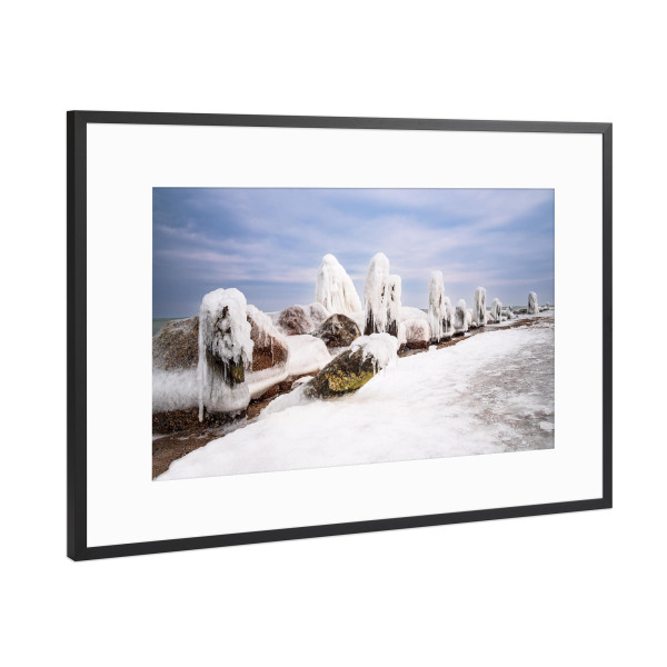 Poster mit Rahmen Schwarz (Metallic) "Strand, Eis und Buhnen" artboxONE - Natur,Reise,Reise / Strand und Meer