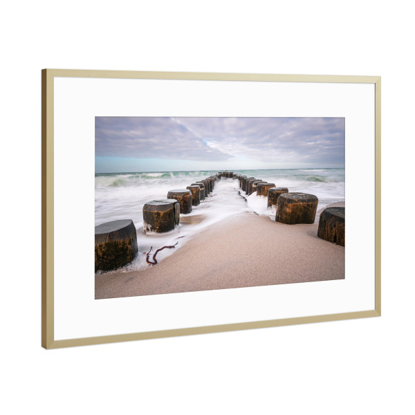 Poster mit Rahmen Gold "Buhnen, Wellen und Wolken" artboxONE - Natur,Reise,Reise / Strand und Meer
