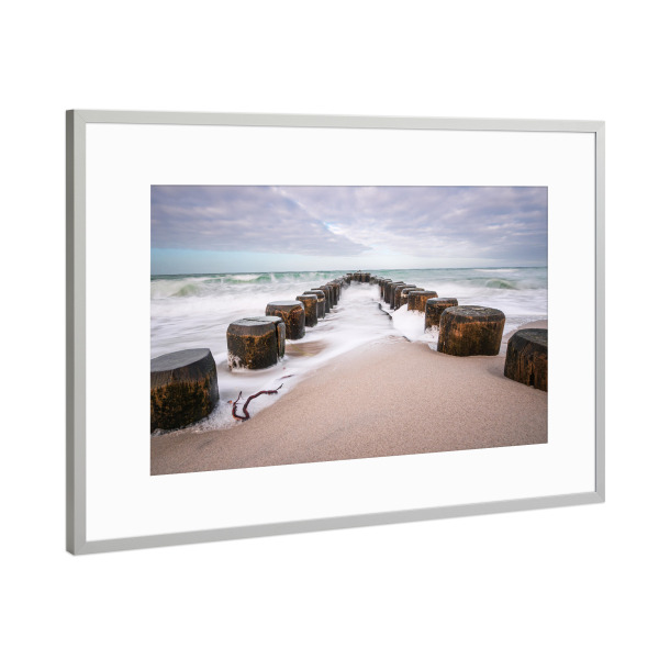 Poster mit Rahmen Silber "Buhnen, Wellen und Wolken" artboxONE - Natur,Reise,Reise / Strand und Meer