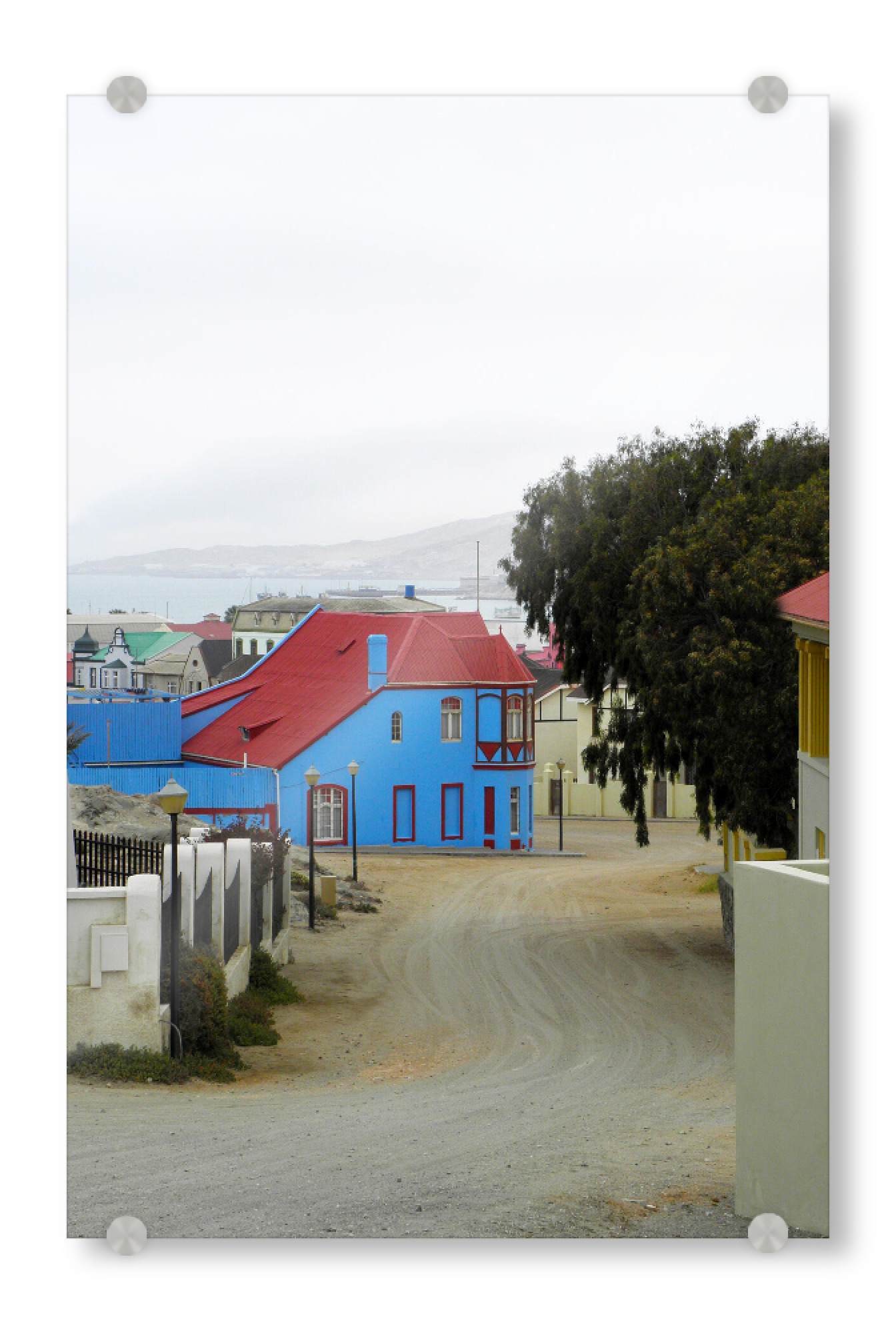Acrylglasbild "Blaues Haus in Lüderitzbucht" artboxONE - Reise,Architektur,Reise / Strand und Meer,Reise / Afrika,Reise / Länder