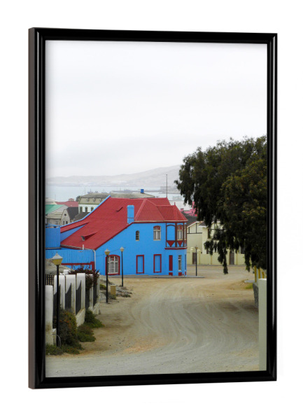 Poster mit schwarzem Rahmen "Blaues Haus in Lüderitzbucht" artboxONE - Reise,Architektur,Reise / Strand und Meer,Reise / Afrika,Reise / Länder