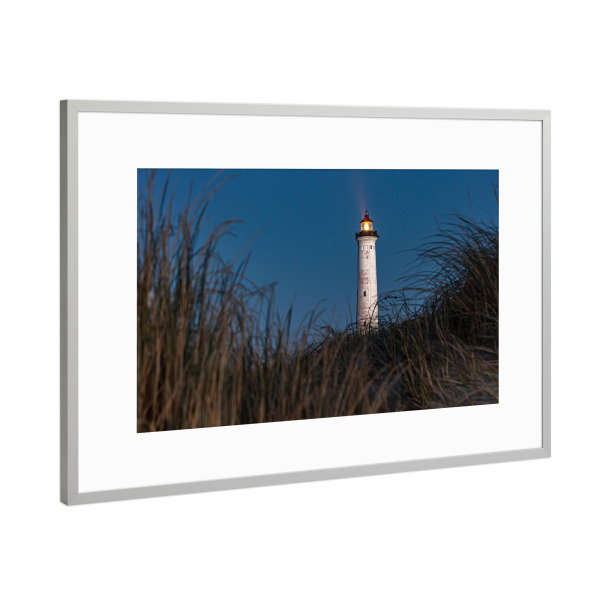 Poster mit Rahmen Silber "Leuchtturm im Dunkeln" artboxONE - Reise / Strand und Meer