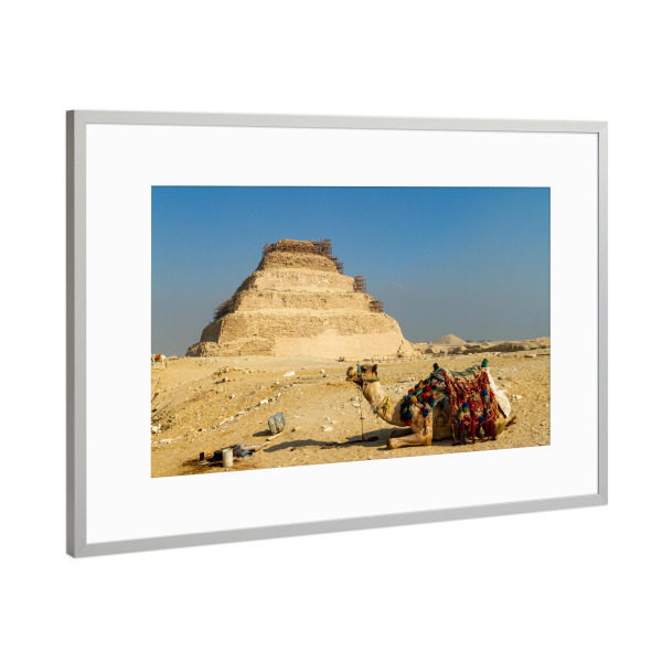 Poster mit Rahmen Silber "Die Djoser Pyramide von Sakkara" artboxONE - Architektur