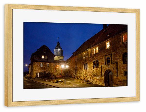 Poster mit Rahmen kiefer "Burgkirche von Herleshausen" artboxONE - Architektur - Burg,Kirche,Herleshausen,Schloss,Dorf,Hessen,Nacht