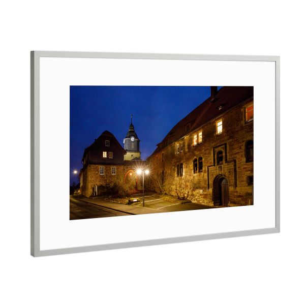 Poster mit Rahmen Silber "Burgkirche von Herleshausen" artboxONE - Architektur - Burg,Kirche,Herleshausen,Schloss,Dorf,Hessen,Nacht