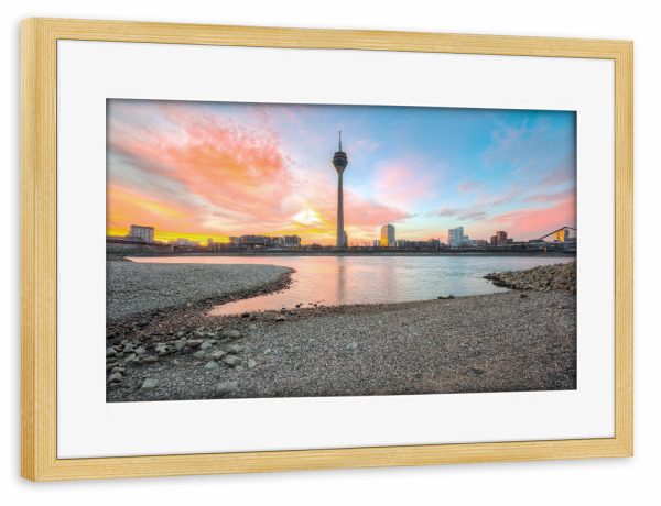 Poster mit Rahmen kiefer "Düsseldorf Skyline Sonnenaufgang" artboxONE - Reise,Städte / Düsseldorf
