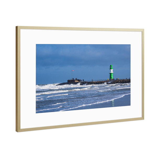 Poster mit Rahmen Gold "Wellen, Mole und Sturm" artboxONE - Natur,Reise,Architektur,Reise / Strand und Meer