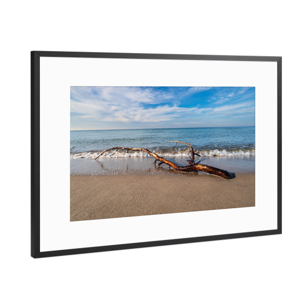 Poster mit Rahmen Schwarz (Metallic) "Strand, Baumstamm und Welle" artboxONE - Natur,Reise,Reise / Strand und Meer