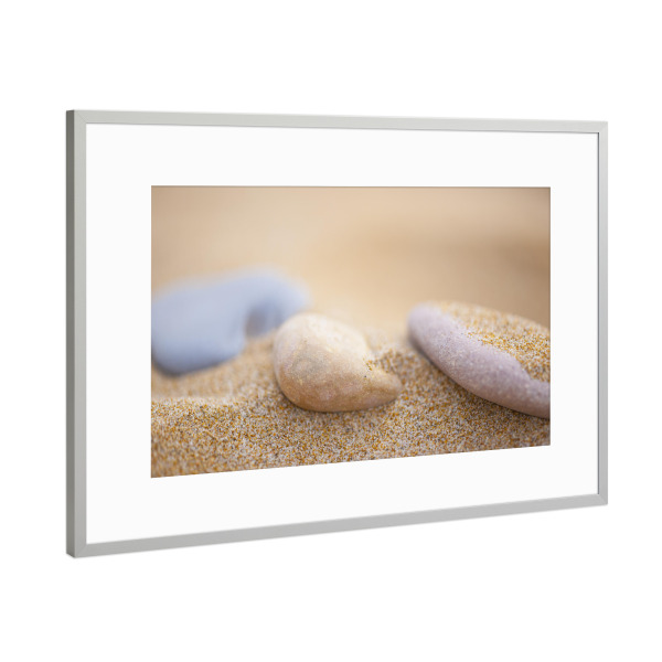 Poster mit Rahmen Silber "Drei im Sand" artboxONE - Natur,Reise,Reise / Strand und Meer - Steine,Strand,Sand,Am meer,Urlaub,Meer