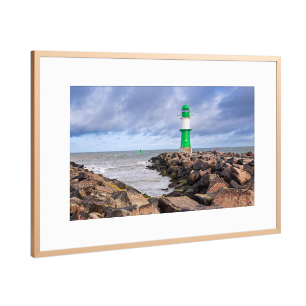Poster mit Rahmen Kupfer "Steine und grüner Molenturm" artboxONE - Natur,Reise,Architektur,Reise / Strand und Meer