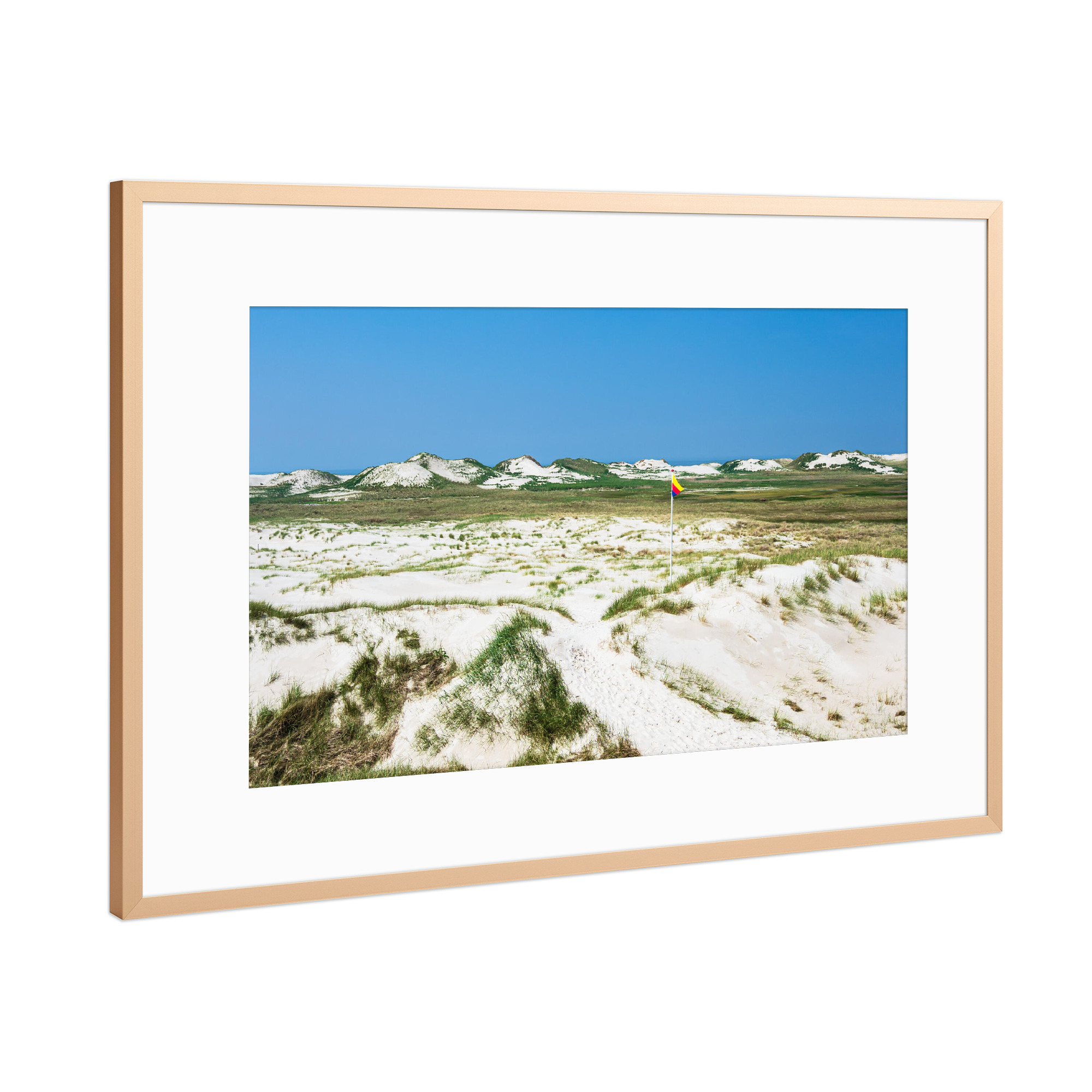 Poster mit Rahmen Kupfer "Dünen, Flagge und Nordsee" artboxONE - Natur,Reise,Reise / Strand und Meer