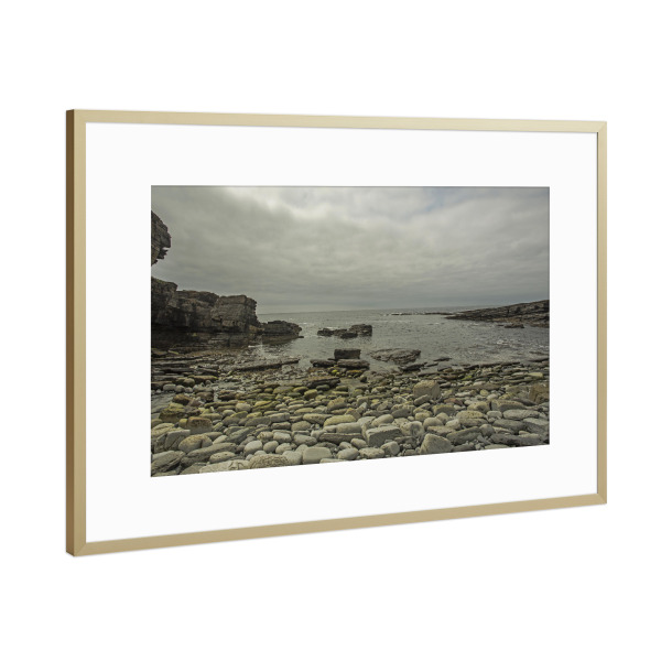 Poster mit Rahmen Gold "Steinige Küste auf Orkney" artboxONE - Natur,Reise,Reise / Strand und Meer