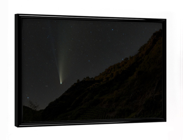 Poster mit schwarzem Rahmen "Komet Neowise" artboxONE - Natur,Galaxy - Komet,Universum,Astro,Astronomie,Weltall,Weltraum,Sterne