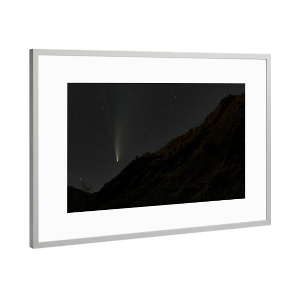 Poster mit Rahmen Silber "Komet Neowise" artboxONE - Natur,Galaxy - Komet,Universum,Astro,Astronomie,Weltall,Weltraum,Sterne