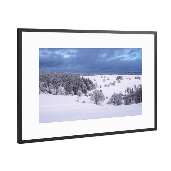 Poster mit Rahmen Schwarz (Metallic) "Schnee, Bäume und Himmel" artboxONE - Natur,Reise