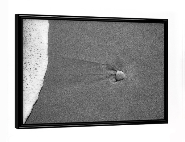 Poster mit schwarzem Rahmen "Einsamer Stein" artboxONE - Natur,Reise,Schwarzweiß - Stein,Stand,Meer,Brandung,Schwarz-weiß,Schwarz,Weiß,Urlaub