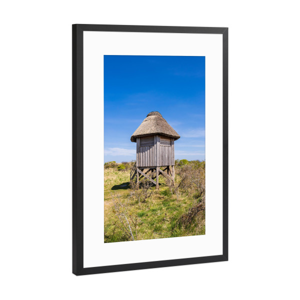 Poster mit Rahmen Schwarz (Metallic) "Gras, Beobachtungsturm, Himmel" artboxONE - Natur,Reise,Architektur